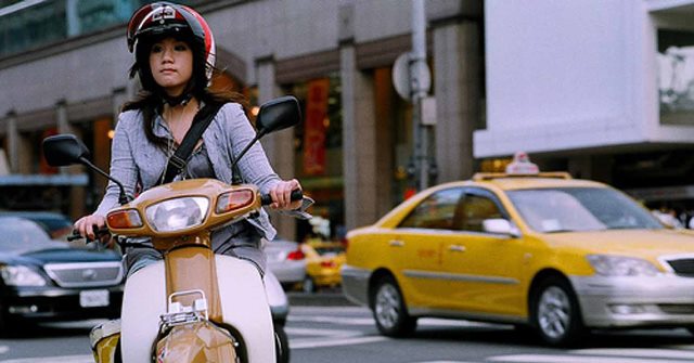 mahasiswi perawatan motor dan ganti oli