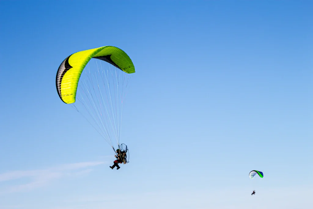 wisata udara liburan paramotor paralayang