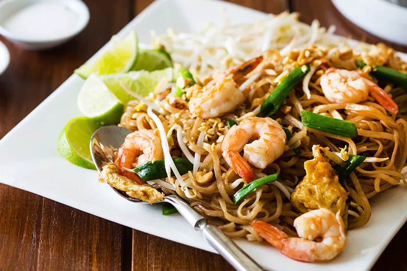 Makanan Thailand yang Mirip Masakan Indonesia 7 pad thai makanan thailand